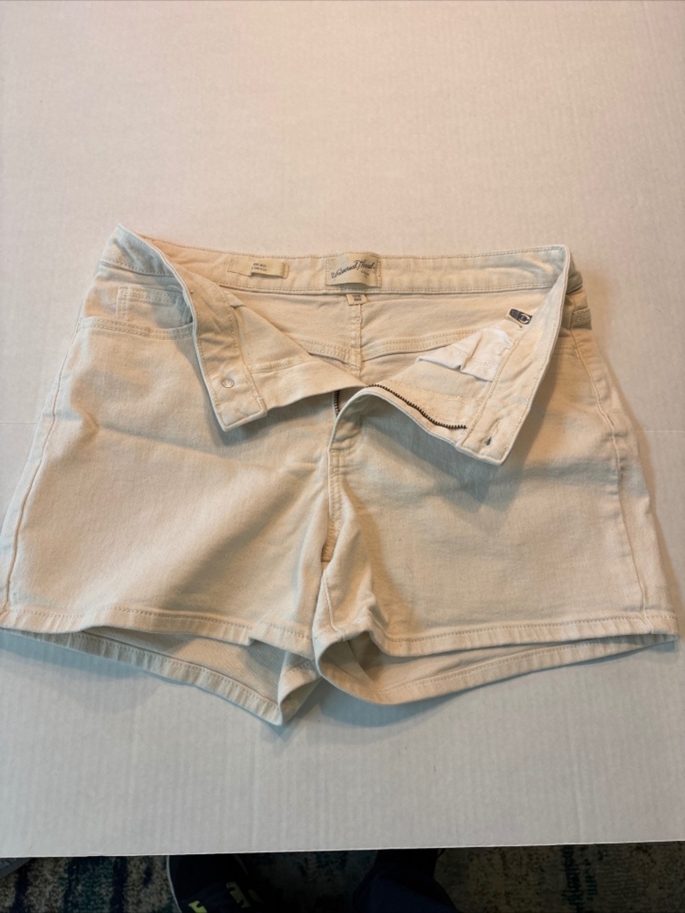 Universal Thread Womens White/ cream Mid Rise Midi Shorts Size 10/30
